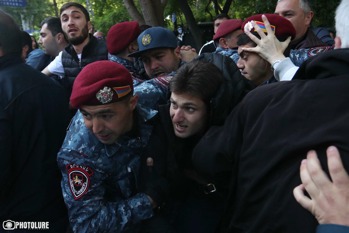 Ermenistan'da 400'ü aşkın kişi gözaltında